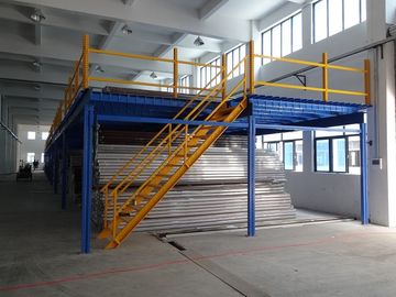 Sistema d'acciaio di racking del mezzanino della piattaforma, piattaforma industriale per la soffitta dei depositi blu e gialla