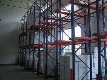 I carrelli elevatori a forcale del pallet guidano nel racking per i prodotti bassi omogenei di rotazione