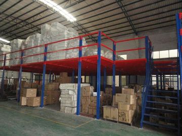 Pavimenti di mezzanino industriali resistenti su misura con il corrimano/scale/elevatore